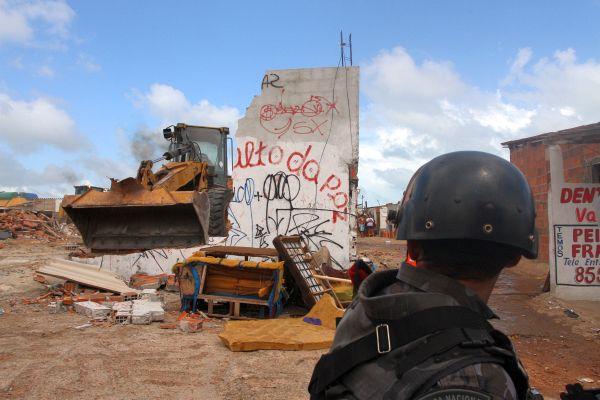 Moradores foram despejados para construo de um conjunto habitacional que vai atender famlias do Serviluz. Foto: Evilzio Bezerra/O POVO