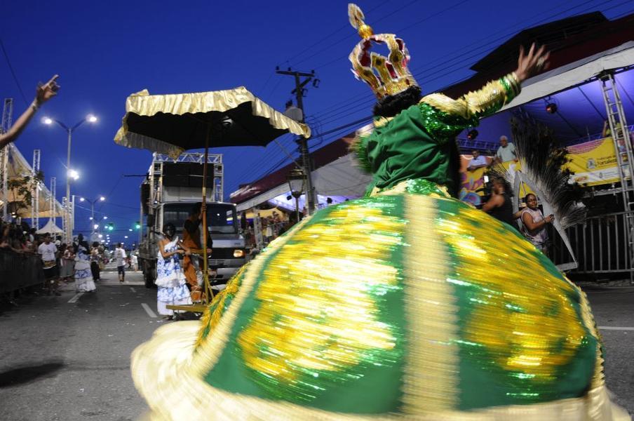 A primeira noite de desfiles na passarela do samba de Fortaleza foi marcada pelo desfile tradicional dos Maracatus. Foto: Deivyson Teixeira