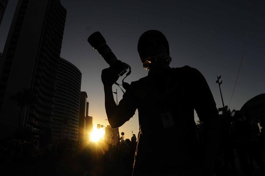 Em Fortaleza, houve protesto contra a Copa do Mundo, na rea prxima de onde estava acontecendo a Fan Fest, organizada pela Fifa (Foto: Deivyson Teixeira/O POVO)