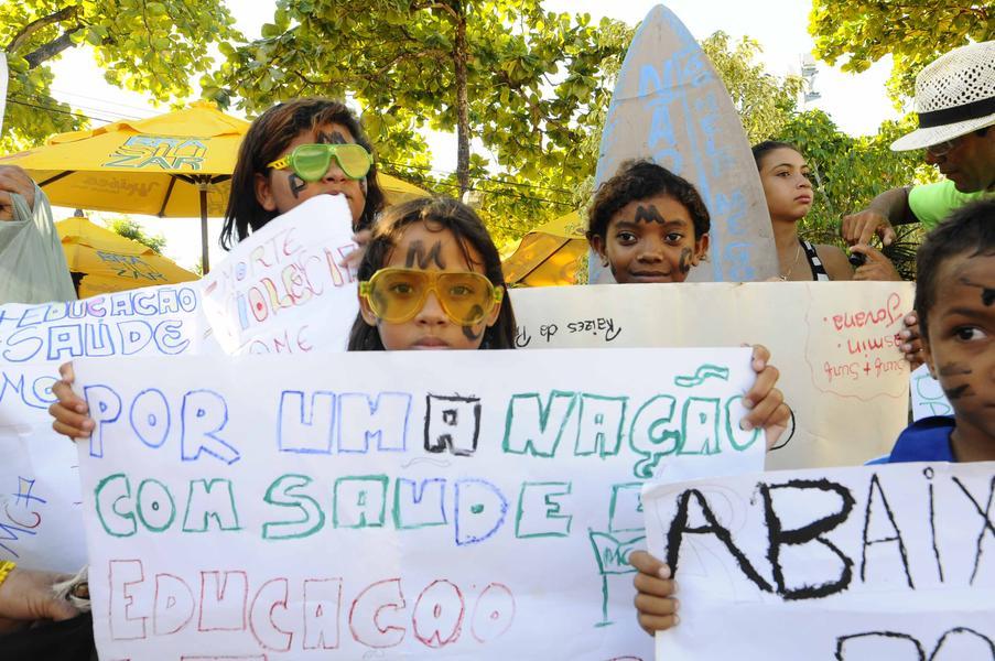 Em Fortaleza, houve protesto contra a Copa do Mundo, na rea prxima de onde estava acontecendo a Fan Fest, organizada pela Fifa (Foto: Deivyson Teixeira/O POVO)