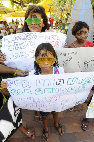 Em Fortaleza, houve protesto contra a Copa do Mundo, na rea prxima de onde estava acontecendo a Fan Fest, organizada pela Fifa (Foto: Deivyson Teixeira/O POVO)