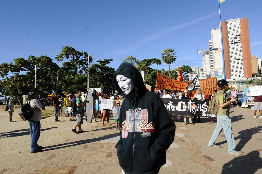 Em Fortaleza, houve protesto contra a Copa do Mundo, na rea prxima de onde estava acontecendo a Fan Fest, organizada pela Fifa (Foto: Deivyson Teixeira/O POVO)