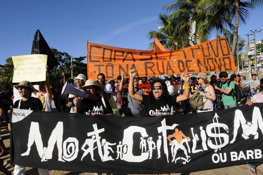 Em Fortaleza, houve protesto contra a Copa do Mundo, na rea prxima de onde estava acontecendo a Fan Fest, organizada pela Fifa (Foto: Deivyson Teixeira/O POVO)