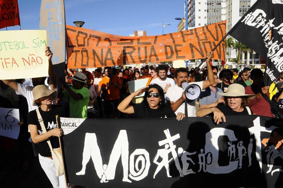 Em Fortaleza, houve protesto contra a Copa do Mundo, na rea prxima de onde estava acontecendo a Fan Fest, organizada pela Fifa (Foto: Deivyson Teixeira/O POVO)