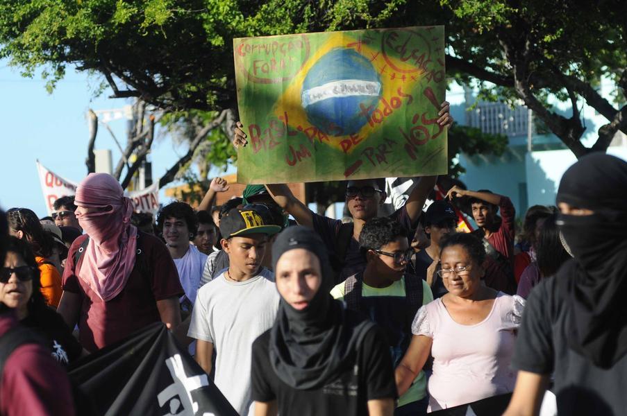 Em Fortaleza, houve protesto contra a Copa do Mundo, na rea prxima de onde estava acontecendo a Fan Fest, organizada pela Fifa (Foto: Deivyson Teixeira/O POVO)