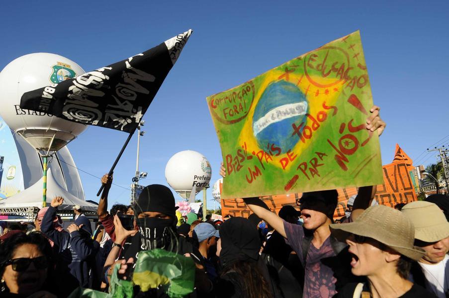 Em Fortaleza, houve protesto contra a Copa do Mundo, na rea prxima de onde estava acontecendo a Fan Fest, organizada pela Fifa (Foto: Deivyson Teixeira/O POVO)