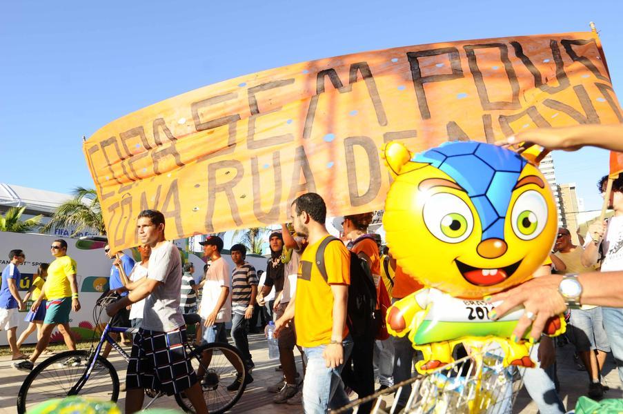 Em Fortaleza, houve protesto contra a Copa do Mundo, na rea prxima de onde estava acontecendo a Fan Fest, organizada pela Fifa (Foto: Deivyson Teixeira/O POVO)