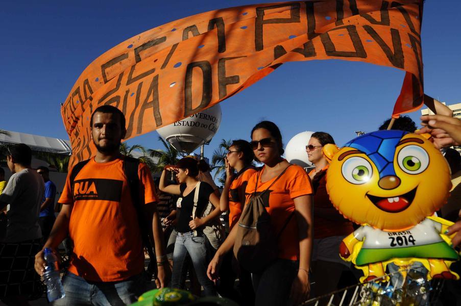 Em Fortaleza, houve protesto contra a Copa do Mundo, na rea prxima de onde estava acontecendo a Fan Fest, organizada pela Fifa (Foto: Deivyson Teixeira/O POVO)