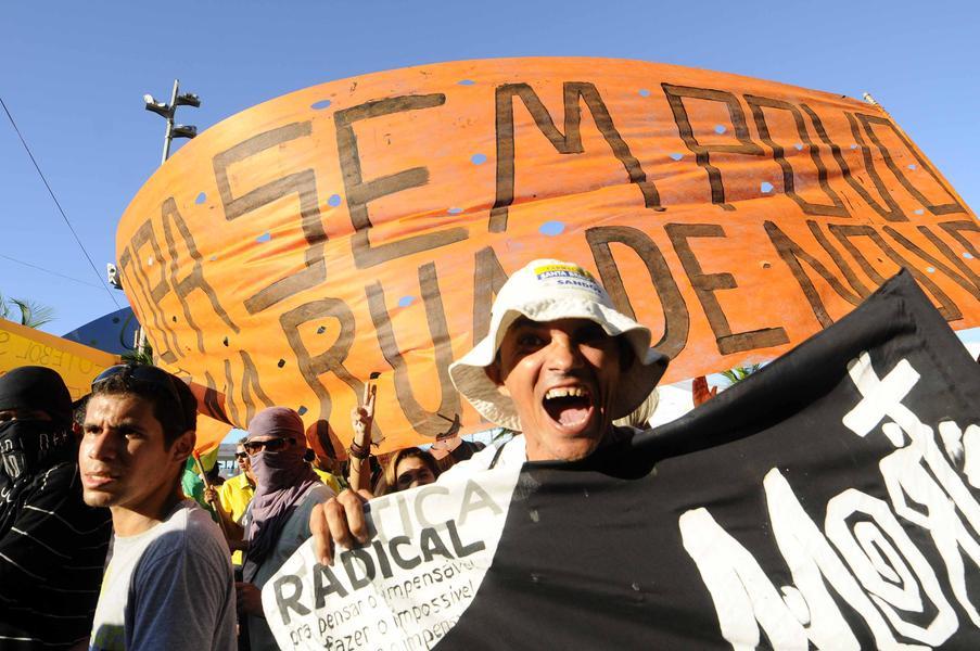 Em Fortaleza, houve protesto contra a Copa do Mundo, na rea prxima de onde estava acontecendo a Fan Fest, organizada pela Fifa (Foto: Deivyson Teixeira/O POVO)