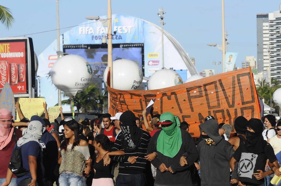 Em Fortaleza, houve protesto contra a Copa do Mundo, na rea prxima de onde estava acontecendo a Fan Fest, organizada pela Fifa (Foto: Deivyson Teixeira/O POVO)