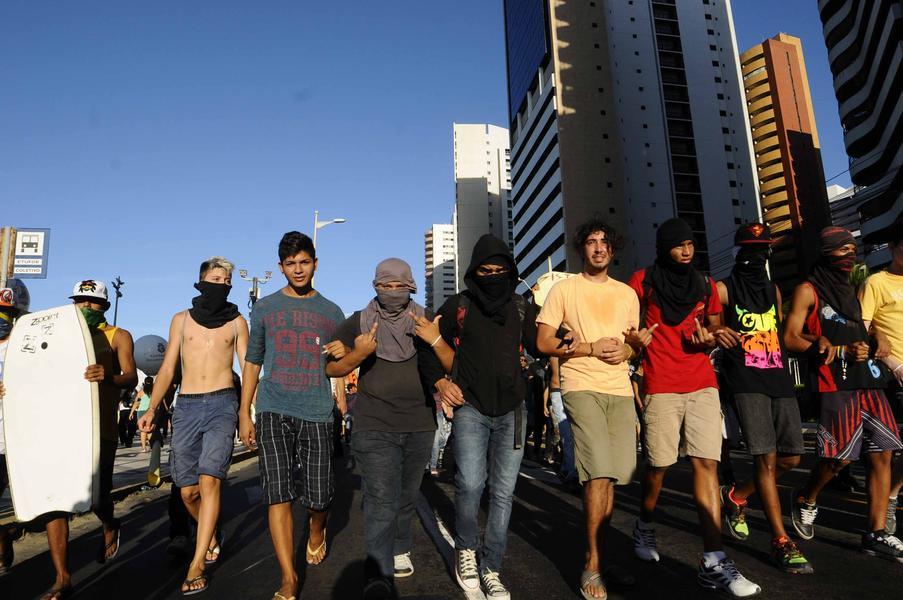 Em Fortaleza, houve protesto contra a Copa do Mundo, na rea prxima de onde estava acontecendo a Fan Fest, organizada pela Fifa (Foto: Deivyson Teixeira/O POVO)