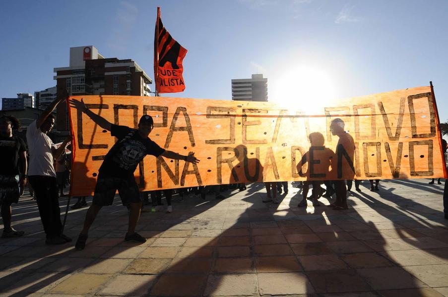 Em Fortaleza, houve protesto contra a Copa do Mundo, na rea prxima de onde estava acontecendo a Fan Fest, organizada pela Fifa (Foto: Deivyson Teixeira/O POVO)