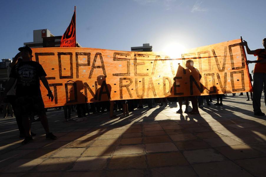 Em Fortaleza, houve protesto contra a Copa do Mundo, na rea prxima de onde estava acontecendo a Fan Fest, organizada pela Fifa (Foto: Deivyson Teixeira/O POVO)