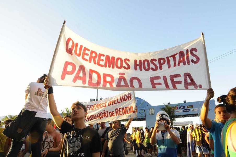 Em Fortaleza, houve protesto contra a Copa do Mundo, na rea prxima de onde estava acontecendo a Fan Fest, organizada pela Fifa (Foto: Deivyson Teixeira/O POVO)