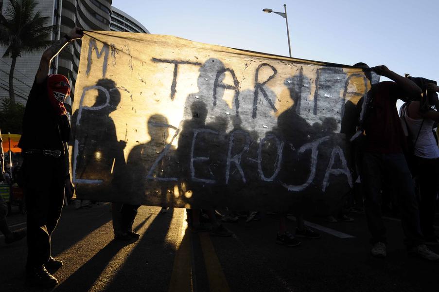 Em Fortaleza, houve protesto contra a Copa do Mundo, na rea prxima de onde estava acontecendo a Fan Fest, organizada pela Fifa (Foto: Deivyson Teixeira/O POVO)