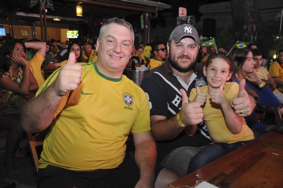 Muitos fortalezenses escolheram torcer em bares e restaurantes da cidade (Foto: Camila de Almeida/Especial para O POVO)