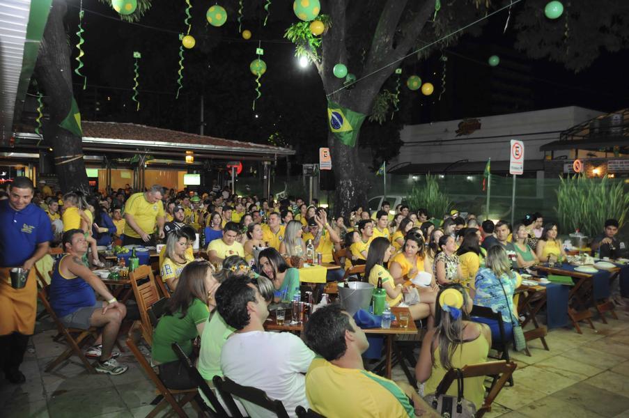 Muitos fortalezenses escolheram torcer em bares e restaurantes da cidade (Foto: Camila de Almeida/Especial para O POVO)