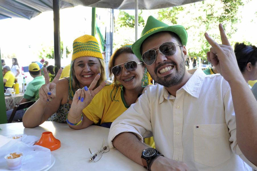 Muitos fortalezenses escolheram torcer em bares e restaurantes da cidade (Foto: Camila de Almeida/Especial para O POVO)