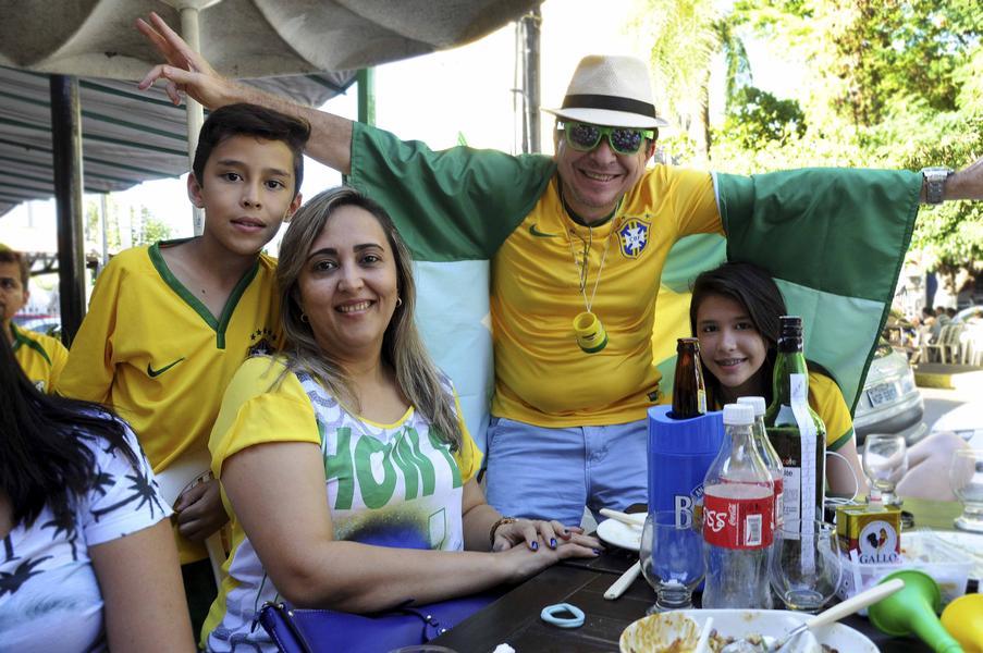 Muitos fortalezenses escolheram torcer em bares e restaurantes da cidade (Foto: Camila de Almeida/Especial para O POVO)