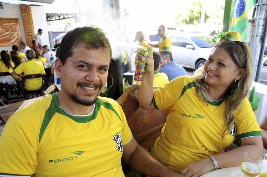 Muitos fortalezenses escolheram torcer em bares e restaurantes da cidade (Foto: Camila de Almeida/Especial para O POVO)