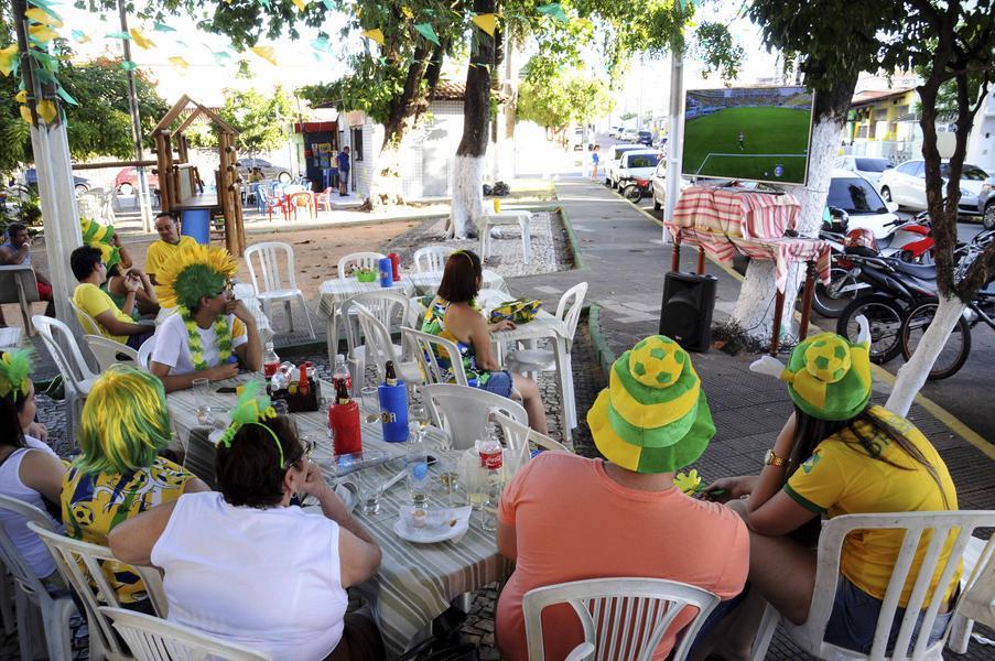 Muitos fortalezenses escolheram torcer em bares e restaurantes da cidade (Foto: Camila de Almeida/Especial para O POVO)