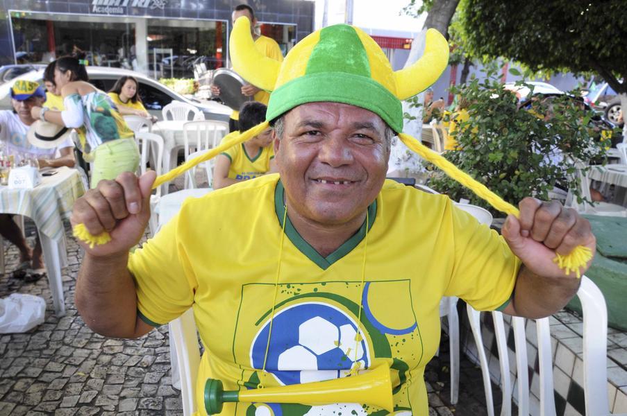 Muitos fortalezenses escolheram torcer em bares e restaurantes da cidade (Foto: Camila de Almeida/Especial para O POVO)