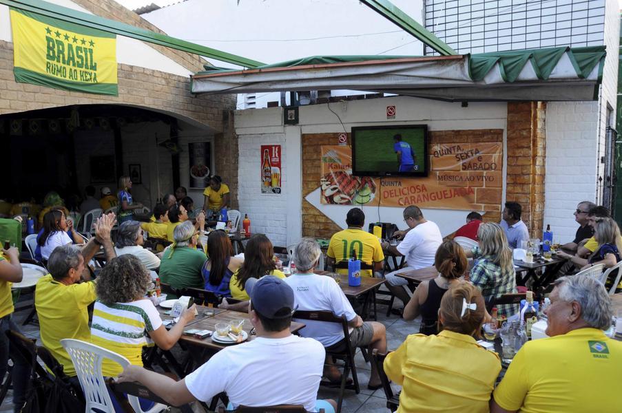 Muitos fortalezenses escolheram torcer em bares e restaurantes da cidade (Foto: Camila de Almeida/Especial para O POVO)