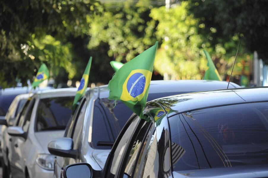 Muitos fortalezenses escolheram torcer em bares e restaurantes da cidade (Foto: Camila de Almeida/Especial para O POVO)