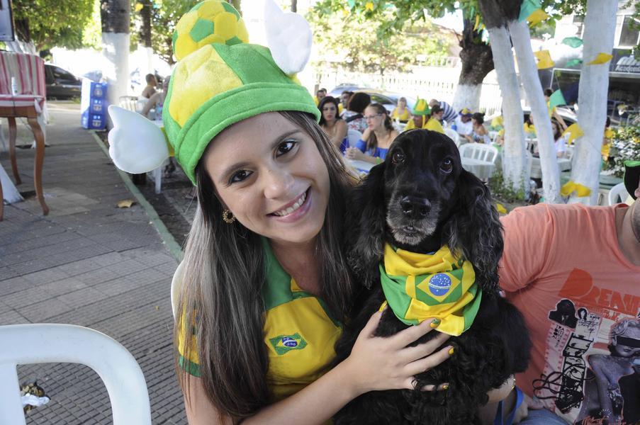 Muitos fortalezenses escolheram torcer em bares e restaurantes da cidade (Foto: Camila de Almeida/Especial para O POVO)