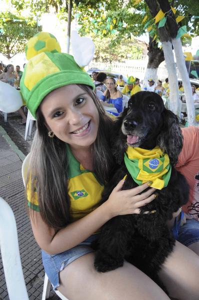 Muitos fortalezenses escolheram torcer em bares e restaurantes da cidade (Foto: Camila de Almeida/Especial para O POVO)