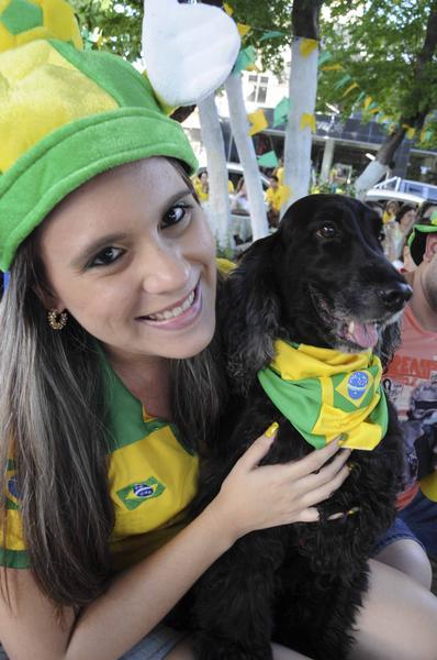 Muitos fortalezenses escolheram torcer em bares e restaurantes da cidade (Foto: Camila de Almeida/Especial para O POVO)