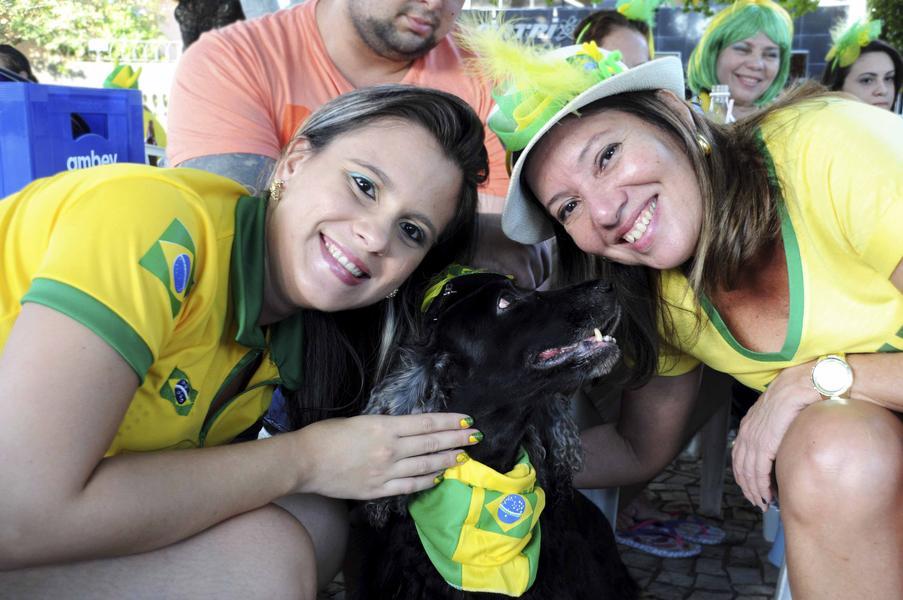 Muitos fortalezenses escolheram torcer em bares e restaurantes da cidade (Foto: Camila de Almeida/Especial para O POVO)