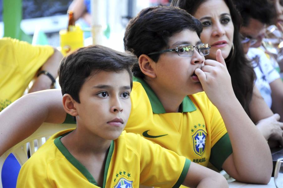 Muitos fortalezenses escolheram torcer em bares e restaurantes da cidade (Foto: Camila de Almeida/Especial para O POVO)