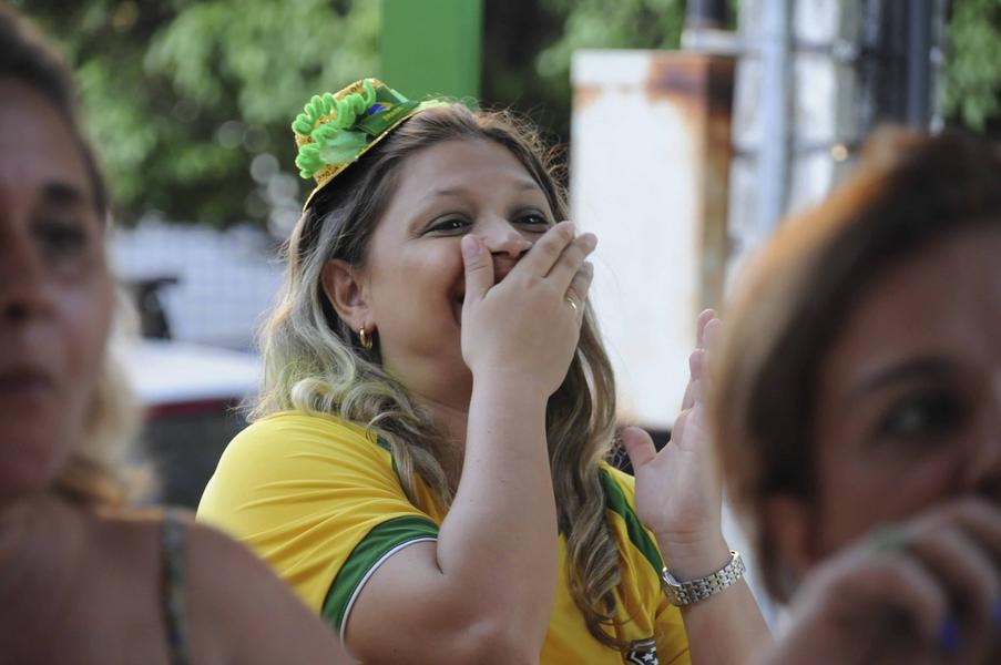 Muitos fortalezenses escolheram torcer em bares e restaurantes da cidade (Foto: Camila de Almeida/Especial para O POVO)