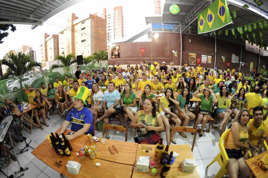 Muitos fortalezenses escolheram torcer em bares e restaurantes da cidade (Foto: Camila de Almeida/Especial para O POVO)