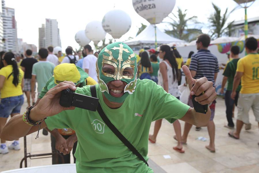 Torcedores lotaram a Fan Fest na Praia de Iracema para assistir  transmisso do jogo entre Brasil e Mxico, disputado na Arena Castelo (Foto: Sara Maia/O POVO)