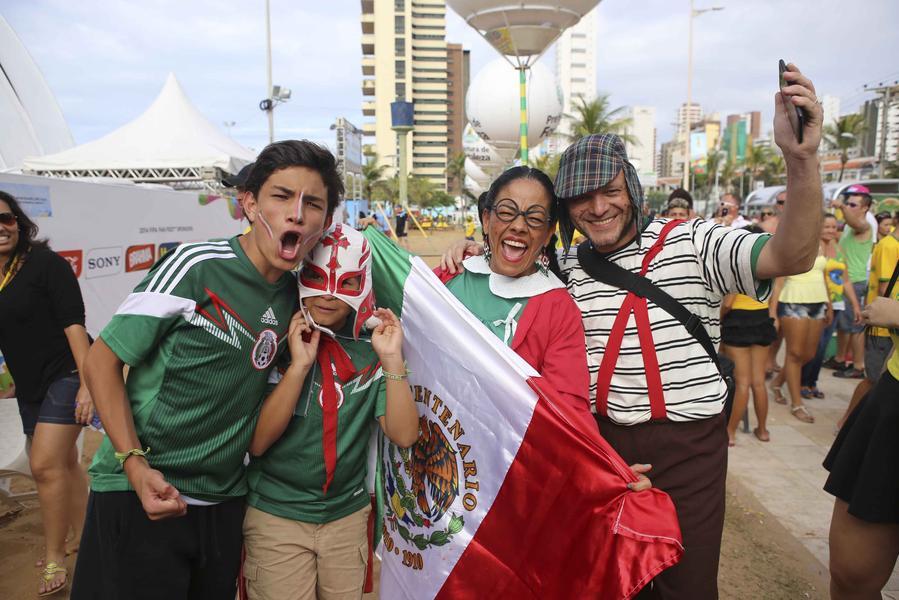 Torcedores lotaram a Fan Fest na Praia de Iracema para assistir  transmisso do jogo entre Brasil e Mxico, disputado na Arena Castelo (Foto: Sara Maia/O POVO)