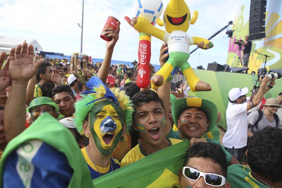 Torcedores lotaram a Fan Fest na Praia de Iracema para assistir  transmisso do jogo entre Brasil e Mxico, disputado na Arena Castelo (Foto: Sara Maia/O POVO)