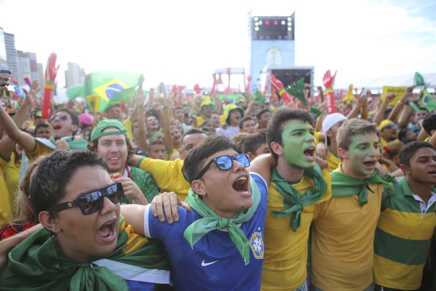 Torcedores lotaram a Fan Fest na Praia de Iracema para assistir  transmisso do jogo entre Brasil e Mxico, disputado na Arena Castelo (Foto: Sara Maia/O POVO)