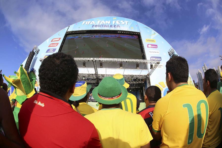 Torcedores lotaram a Fan Fest na Praia de Iracema para assistir  transmisso do jogo entre Brasil e Mxico, disputado na Arena Castelo (Foto: Sara Maia/O POVO)