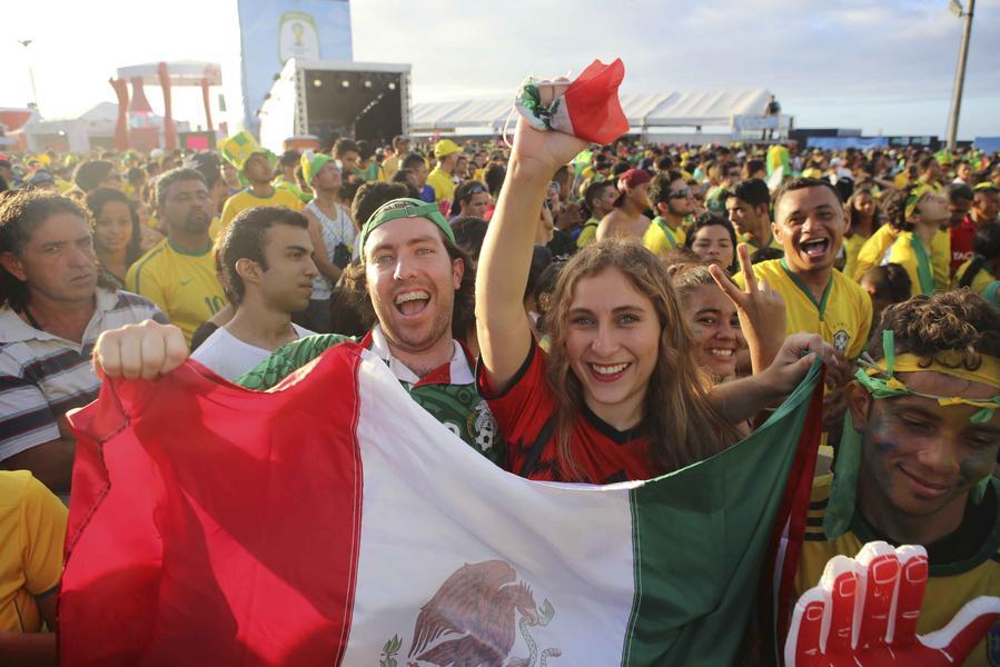 Torcedores lotaram a Fan Fest na Praia de Iracema para assistir  transmisso do jogo entre Brasil e Mxico, disputado na Arena Castelo (Foto: Sara Maia/O POVO)