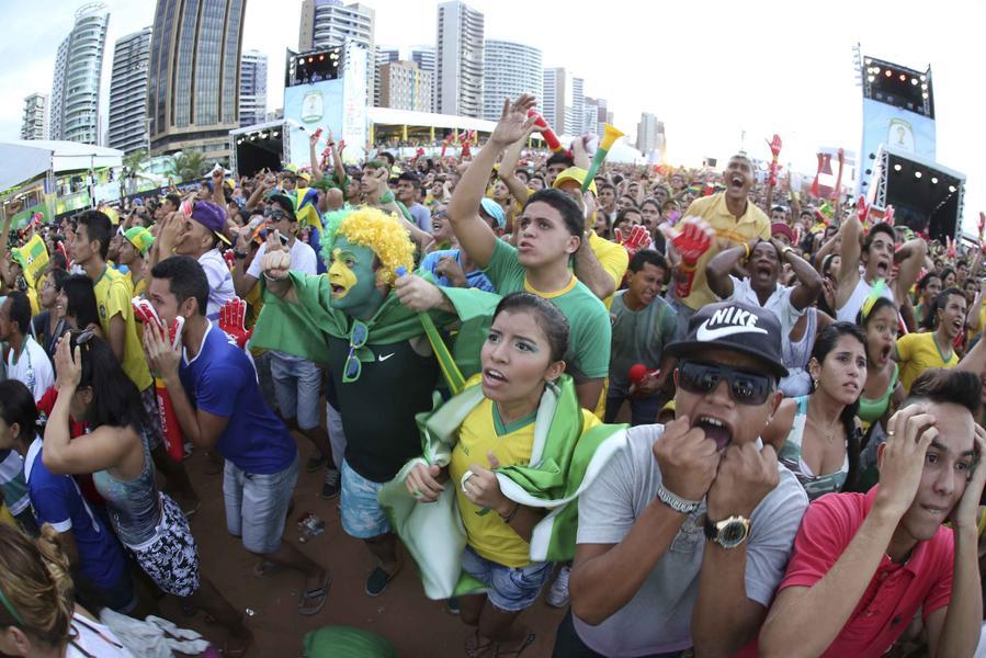 Torcedores lotaram a Fan Fest na Praia de Iracema para assistir  transmisso do jogo entre Brasil e Mxico, disputado na Arena Castelo (Foto: Sara Maia/O POVO)