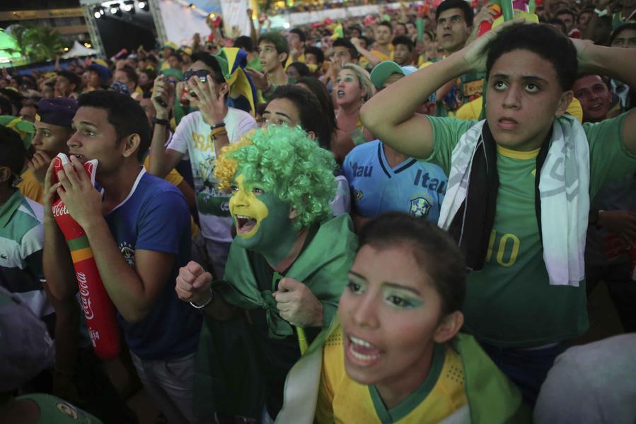 Torcedores lotaram a Fan Fest na Praia de Iracema para assistir  transmisso do jogo entre Brasil e Mxico, disputado na Arena Castelo (Foto: Sara Maia/O POVO)