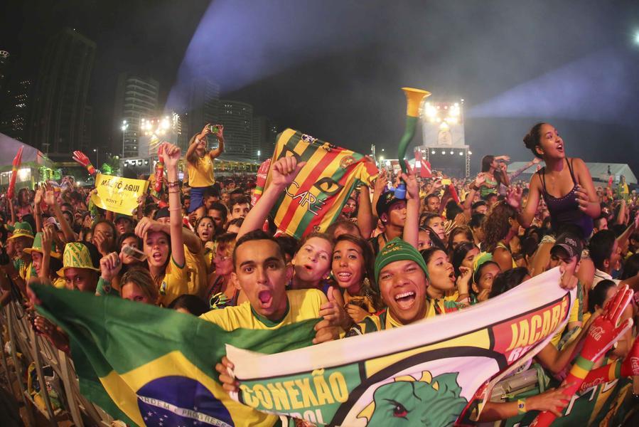 Torcedores lotaram a Fan Fest na Praia de Iracema para assistir  transmisso do jogo entre Brasil e Mxico, disputado na Arena Castelo (Foto: Sara Maia/O POVO)