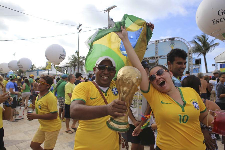 Torcedores lotaram a Fan Fest na Praia de Iracema para assistir  transmisso do jogo entre Brasil e Mxico, disputado na Arena Castelo (Foto: Sara Maia/O POVO)