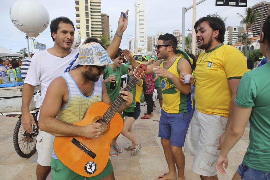 Torcedores lotaram a Fan Fest na Praia de Iracema para assistir  transmisso do jogo entre Brasil e Mxico, disputado na Arena Castelo (Foto: Sara Maia/O POVO)