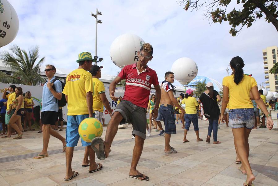 Torcedores lotaram a Fan Fest na Praia de Iracema para assistir  transmisso do jogo entre Brasil e Mxico, disputado na Arena Castelo (Foto: Sara Maia/O POVO)