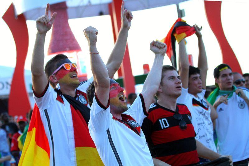 Alemanha e Gana duelavam na Arena Castelo, turistas de vrias nacionalidades, alm dos prprios brasileiros, foram at a Fan Fest assistir  partida (Foto Tatiana Fortes/O POVO)