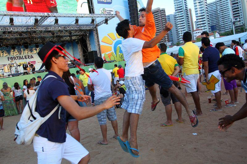 Alemanha e Gana duelavam na Arena Castelo, turistas de vrias nacionalidades, alm dos prprios brasileiros, foram at a Fan Fest assistir  partida (Foto Tatiana Fortes/O POVO)