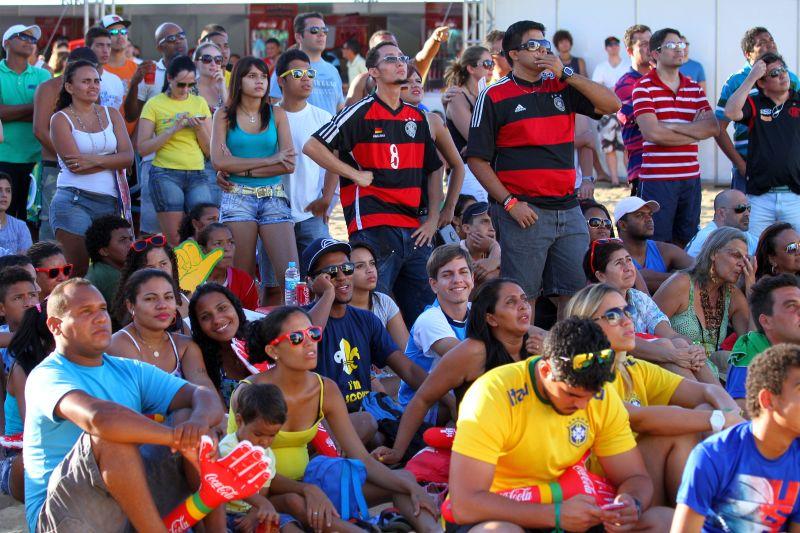 Alemanha e Gana duelavam na Arena Castelo, turistas de vrias nacionalidades, alm dos prprios brasileiros, foram at a Fan Fest assistir  partida (Foto Tatiana Fortes/O POVO)